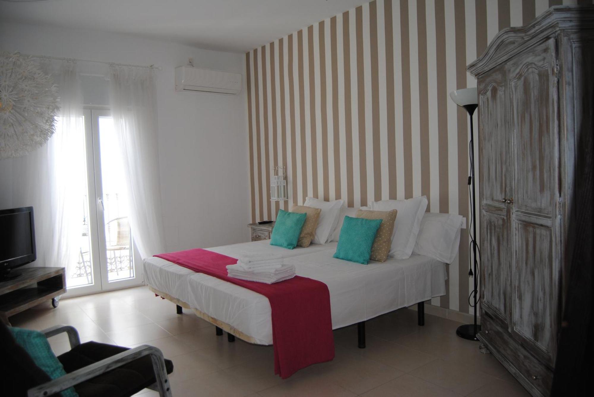 Conil Apartamentos La Dama Y El Vagabundo โกนิล เด ลาฟรอนเตรา ภายนอก รูปภาพ