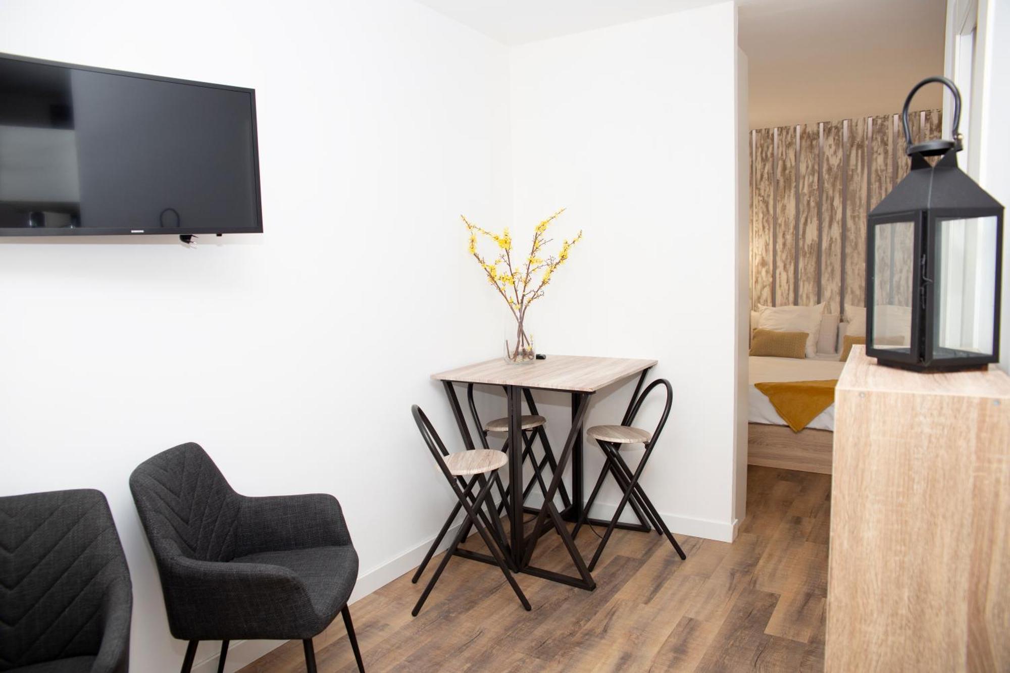 Conil Apartamentos La Dama Y El Vagabundo โกนิล เด ลาฟรอนเตรา ภายนอก รูปภาพ