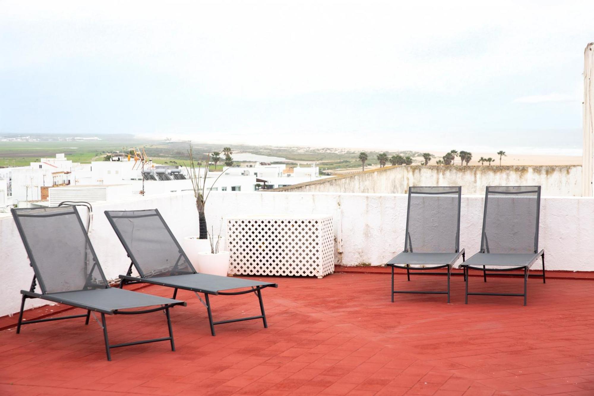 Conil Apartamentos La Dama Y El Vagabundo โกนิล เด ลาฟรอนเตรา ภายนอก รูปภาพ