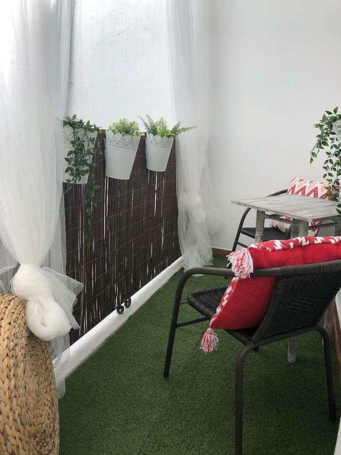 Conil Apartamentos La Dama Y El Vagabundo โกนิล เด ลาฟรอนเตรา ภายนอก รูปภาพ